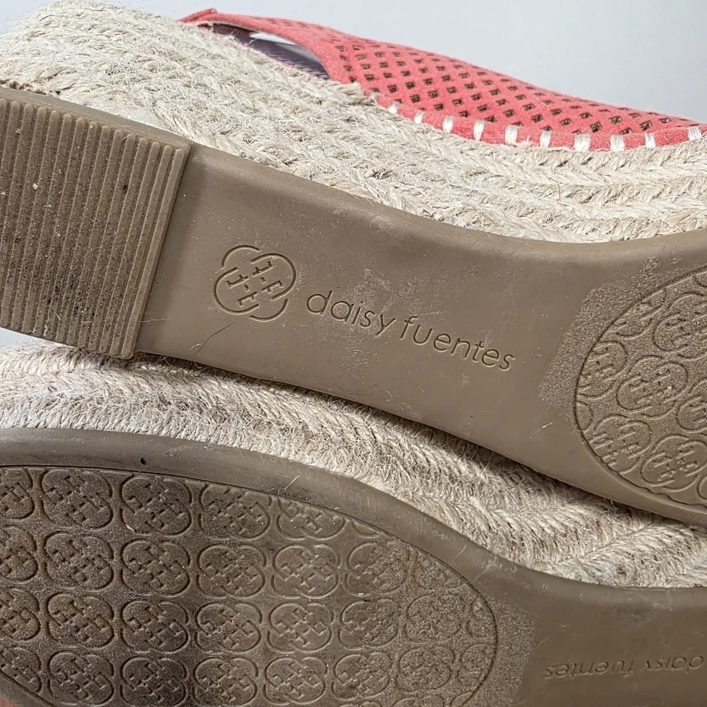 Daisy Fuentes Rory Coral Wedge Sandals Size 9 Faux Suede Espadrilles